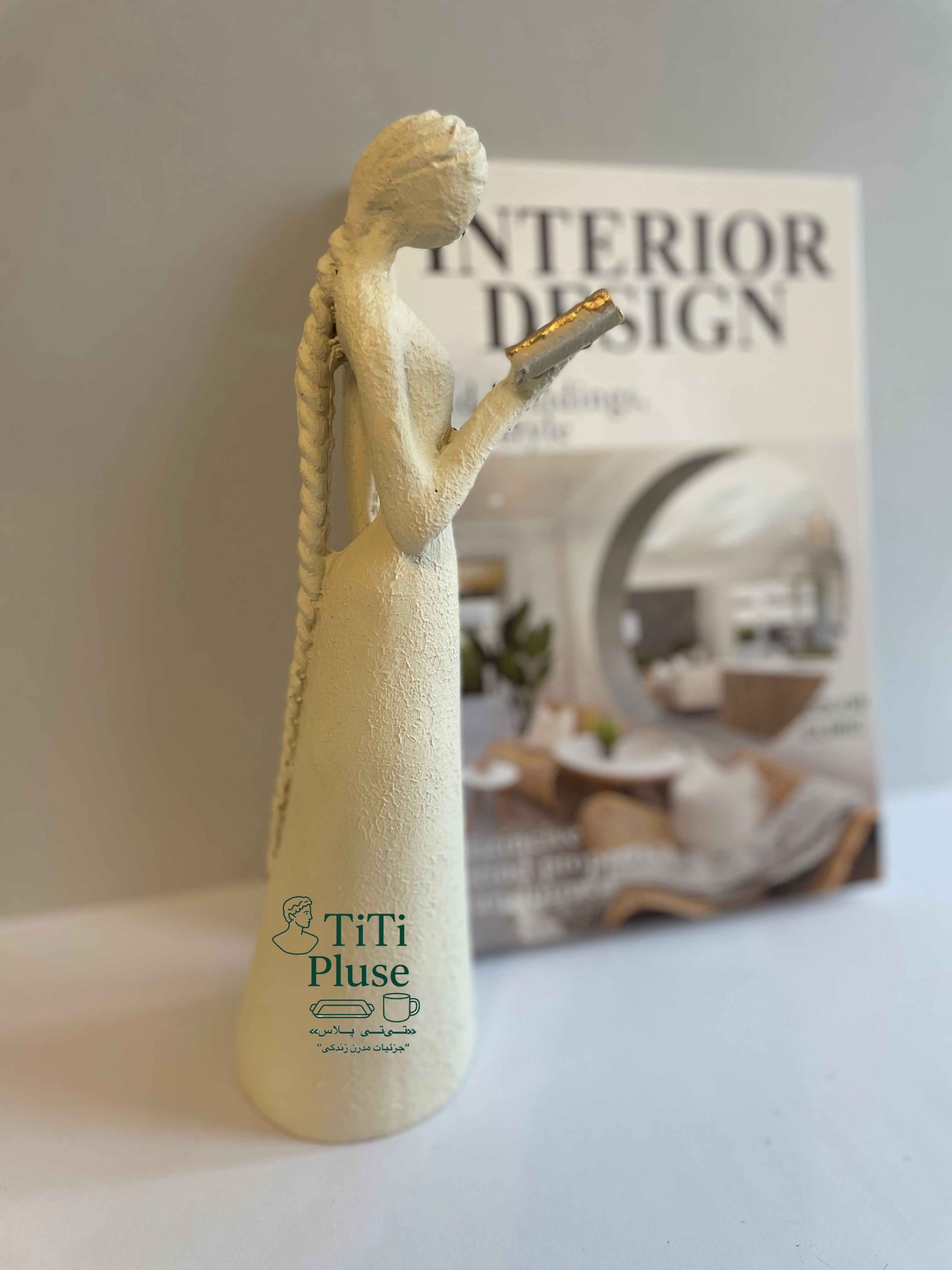 مجسمه دختر گیسو بلند